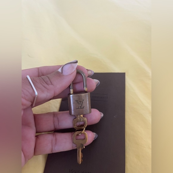 LOUIS VUITTON LOCK & KEYS - Picture 2 of 5